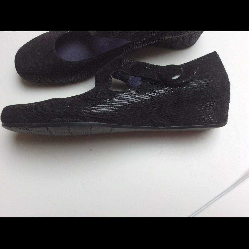 Shoes - Picture 3 of 5